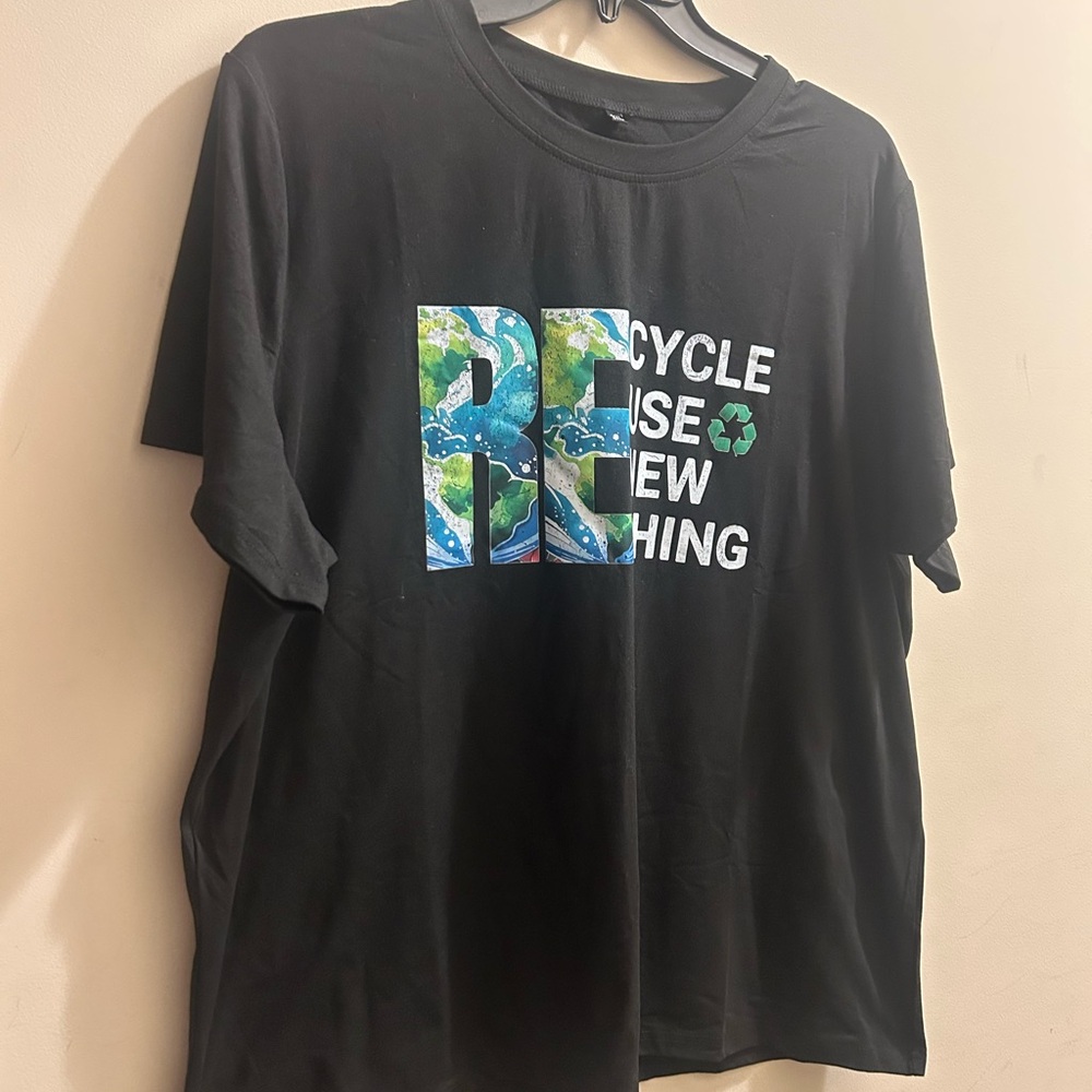 Unisex Black Graphic T-Shirt with Earth Design. Size 3X